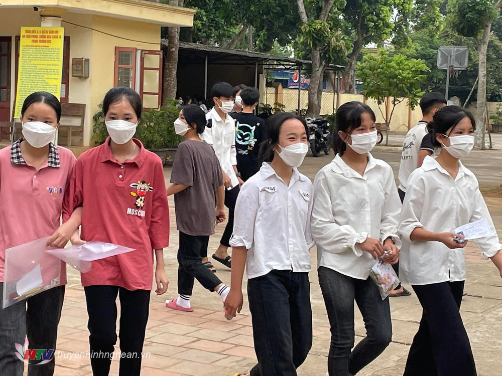 Học sinh phấn khởi sau khi hoàn thành môn thi đầu tiên trong kỳ thi tuyển sinh lớp 10.