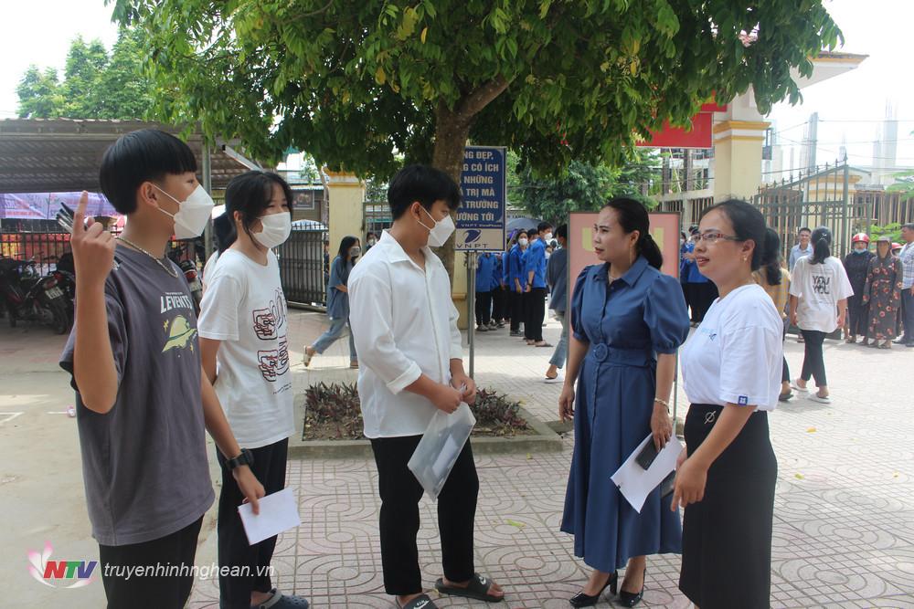 Thí sinh trao đổi với giáo viên sau giờ thi.