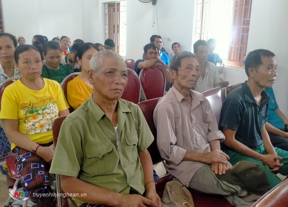 Người dân theo dõi truyền thông.
