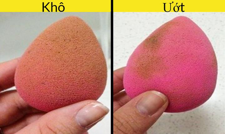 Mút trang điểm cần được làm ướt, bởi vì miếng mút khô sẽ hút kem nền và tán kem không đều.