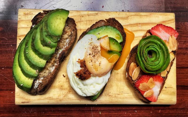 Bánh mì nướng với quả bơ: Là món ăn vặt cho người tiểu đường bởi bơ có hàm lượng carbohydrate thấp, chứa nhiều chất béo và chất xơ lành mạnh.