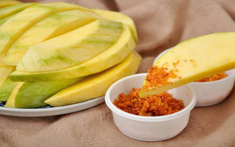 Cải thiện sức sống mái tóc: Vitamin A trong quả xoài đóng vai trò quan trọng đối với sự phát triển và duy trì các biểu mô trên da, tóc và tuyến bã nhờn, giúp cho nang tóc khỏe mạnh, từ đó giúp mái tóc luôn được dưỡng ẩm chắc khỏe.