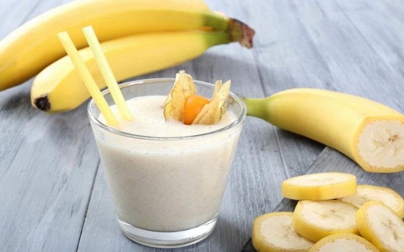 Sinh tố chuối: Chuối giàu kali, chất xơ, vitamin C và B6. Hãy xay 1-2 quả chuối cùng với sữa.Thức uốngnày giúp cung cấp năng lượng cho cơ thể.