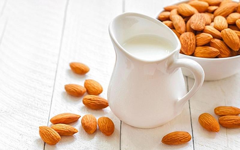 Sữa hạnh nhân: Ngâm 10-12 hạt hạnh nhân với nước và để qua đêm, sau đó bóc vỏ lụa, xay hạnh nhân với một ly sữa ít béo, thêm một thìa mật ong. Sữa hạnh nhân là thức uống lành mạnh bổ sung năng lượng cho cơ thể.