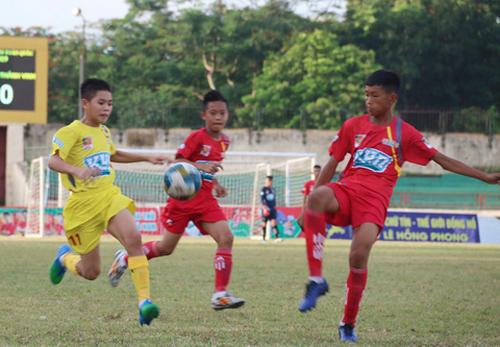 U13 SLNA (áo vàng) đã giành chức thứ 7 của giải đấu. 