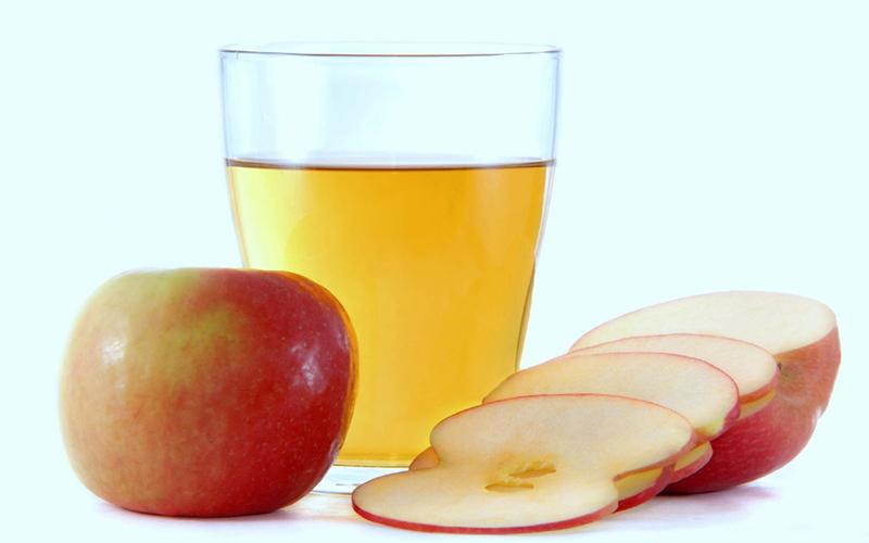 Nước ép táo và cà chua: Giàu vitamin, sắt và chất xơ, nước ép táo và cà chua cũng là một thức uống giúp tăng cường năng lượng. Bạn hãy cắt nhỏ táo và cà chua, cho thêm một ly nước, một chút nước cốt chanh và một thìa mật ong để xay cùng.