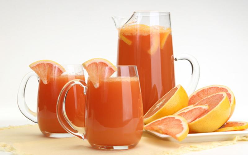 Nước ép cam và bưởi: Vitamin C có trong cam và bưởi có khả năng ngăn ngừa oxy hóa, tăng khả năng phục hồi của vết thương và ngăn nhiễm trùng…