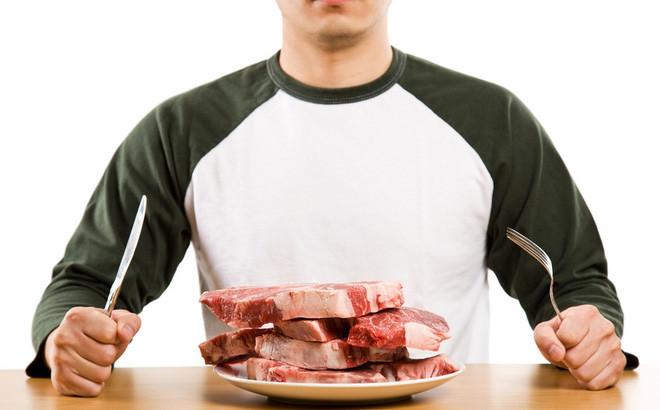 Ăn quá nhiều thịt: Nhiều người nghĩ rằng ăn nhiều canh xương sẽ giúp bổ sung canxi. Tuy nhiên, bổ sung đủ lượng đạm thích hợp mới là điều kiện để giúp cơ thể hấp thu canxi. Chế độ ăn uống có quá nhiều chất đạm dẫn đến giảm hấp thu canxi, trong khi lượng canxi bài tiết qua nước tiểu sẽ tăng lên, gây thiếu canxi. Thói quen ăn quá nhiều thịt gây cản trở sự hấp thụ canxi. Để đảm bảo sức khỏe, bạn chỉ nên ăn 40-75g thịt mỗi ngày.