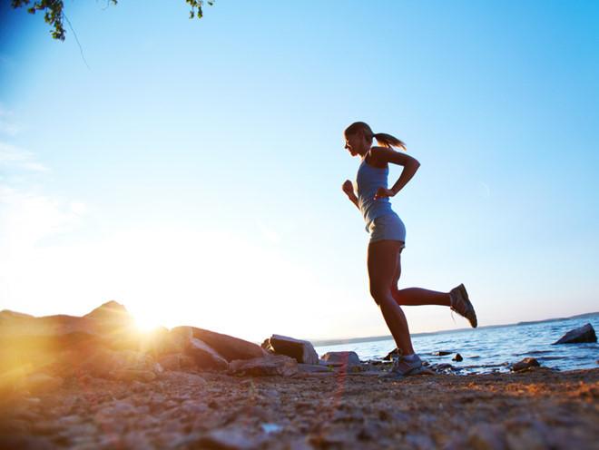 Ít tiếp xúc với ánh nắng: Da của chúng ta có thể tự tổng hợp vitamin D trong ánh nắng mặt trời. Vitamin D có thể giúp cơ thể chúng ta hấp thụ canxi. Hơn 20 phút mỗi ngày dưới ánh nắng mặt trời đủ để thúc đẩy quá trình tự tổng hợp vitamin D, tăng cường hấp thụ canxi. 