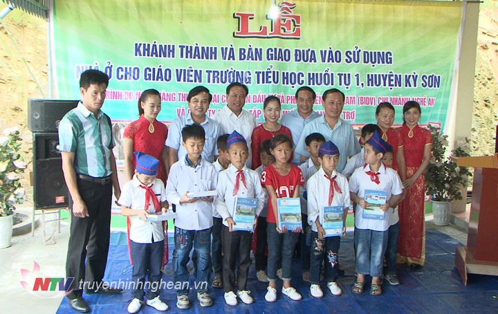 Những cuốn vở từ chương trình "Tiếp sức đến trường" được trao cho các em học sinh đầu năm học mới.