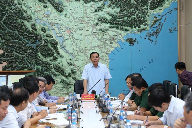 Bộ trưởng Nguyễn Xuân Cường, Phó ban chỉ đạo Trung ương về phòng, chống thiên tai, phát biểu trong cuộc họp khẩn ứng phó với bão số 2. 