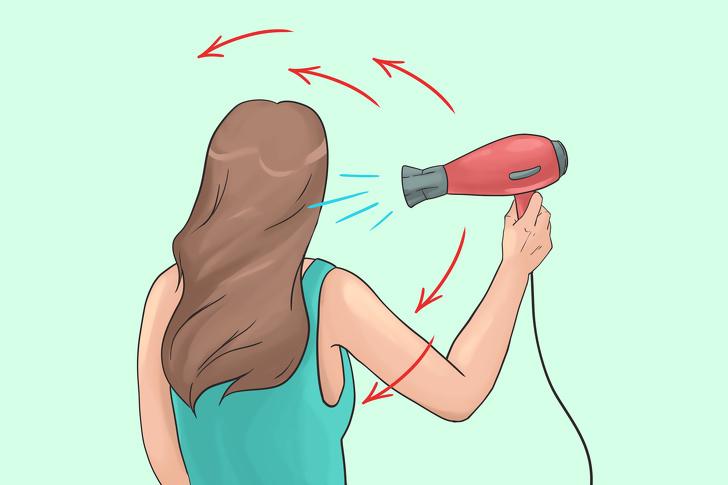 Giữ máy sấy ở một tư thế: Nhưng nhiều người sấy tóc bằng cách giữ máy sấy ở nguyên một vị trí. Bạn nên di chuyển máy sấy liên tục, đổi góc độ, xoay máy sấy xung quanh đầu. Điều này sẽ giúp bạn có được mái tóc khô và sạch nhanh hơn rất nhiều.