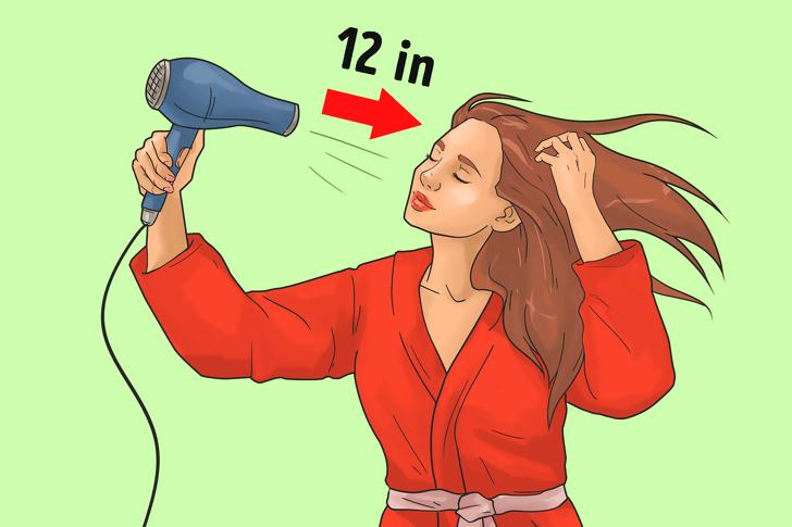 Để máy sấy quá gần tóc: Nếu bạn để máy sấy quá gần đầu, bạn không chỉ khiến tóc giòn và dễ gãy hơn, mà còn có thể làm bỏng da đầu. Bạn nên giữ máy sấy cách đầu khoảng 30cm.