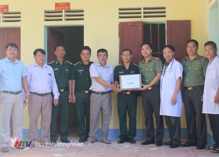 tặng thuốc chữa bệnh cho chương trình “tủ thuốc biên cương” do Đồn biên phòng Phúc Sơn quản lý