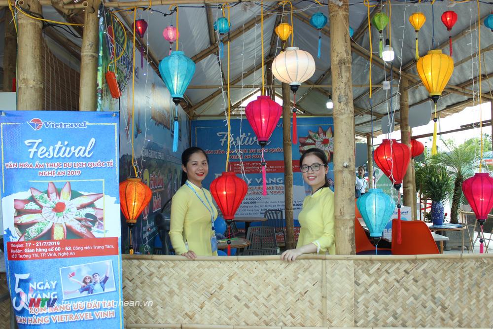 Các gian hàng trình bày ấn tượng mang theo đặc trưng của vùng miền.