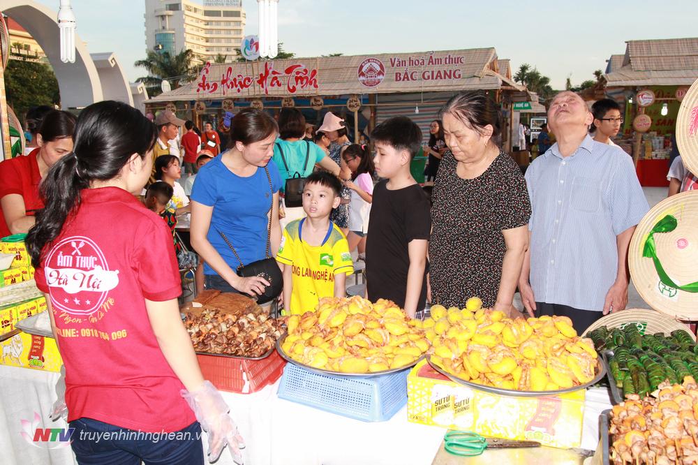 Thực khách thích thú tìm hiểu ẩm thực mang đặc trưng của các vùng miền tại các gian hàng.