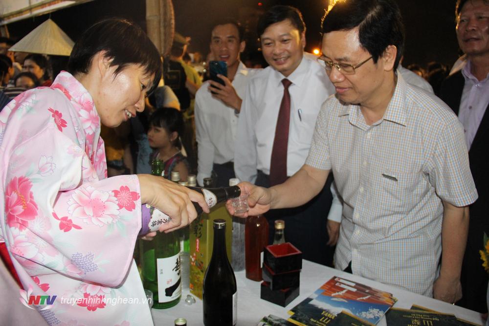 Lãnh đạo tỉnh tham quan các gian hàng trưng bày tại Festival Văn hóa PG88.com Mới Nhất du lịch Quốc tế - PG88 go Bắn cá 2019