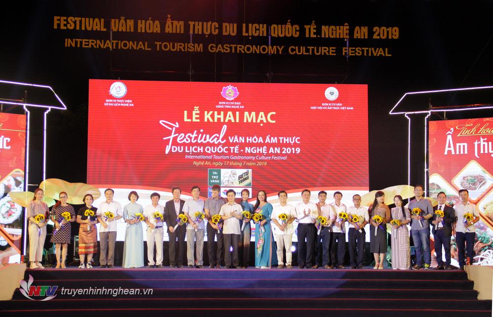 Lãnh đạo tỉnh tặng hoa cho các đơn vị tham gia 