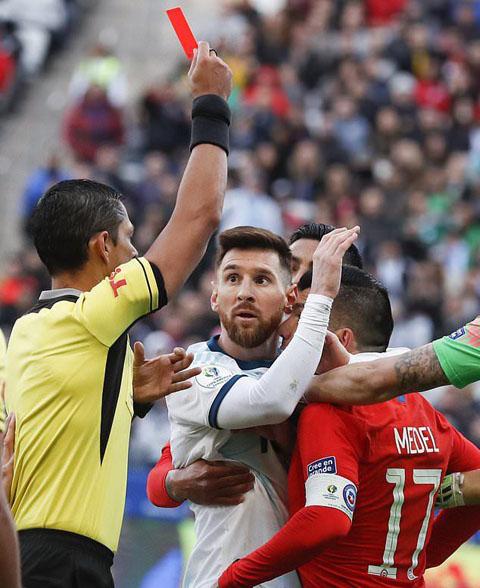 Messi và Medel đều được đi nghỉ sớm vì hành động thiếu kiềm chế.