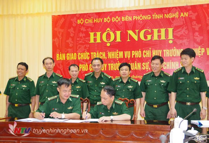 Các đồng chí được điều động, bổ nhiểm bàn giao nhiệm vụ.