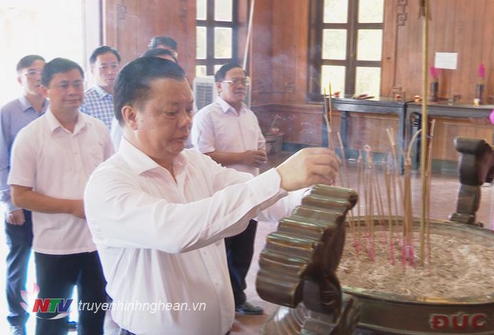 Bộ trưởng Bộ Tài Chính Đinh Tiến Dũng dâng hương lên anh linh PG88 go Bắn cá Hồ Chí Minh.