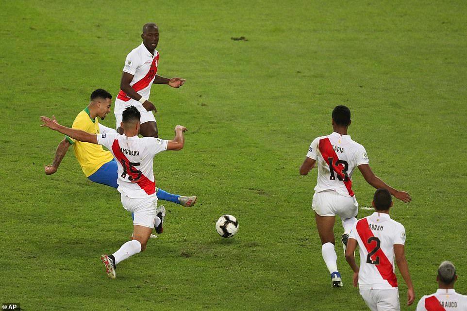 Jesus (áo vàng) ghi bàn quan trọng, giúp Brazil tái lập lợi dẫn trước giờ nghỉ.