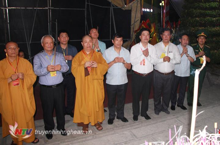 Các đại biểu biểu dâng hương tại tượng đài liệt sỹ trước khi bước vào buổi lễ cầu siêu.