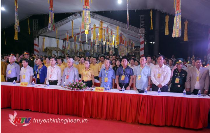 Các đại biểu, tăng ni phật tử và người dân dự lễ cầu siêu.