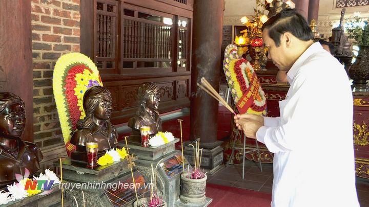 Đồng chí Nguyễn Thanh Bình và đoàn công tác dâng hương tưởng niệm 13