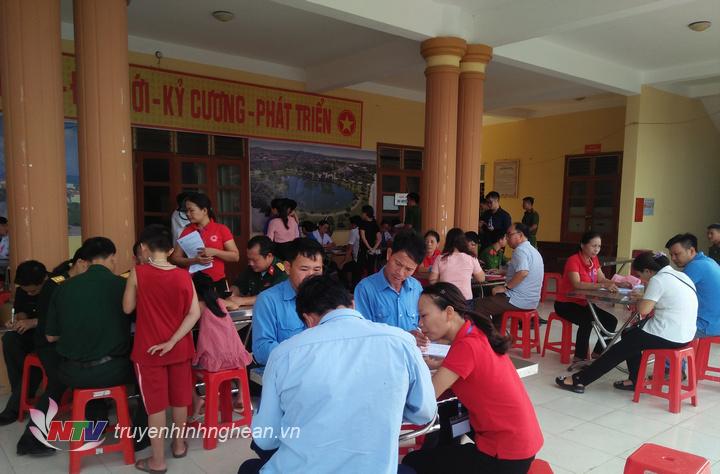 Các tình nguyện viên đăng ký tham gia hiến máu sáng 7/7.