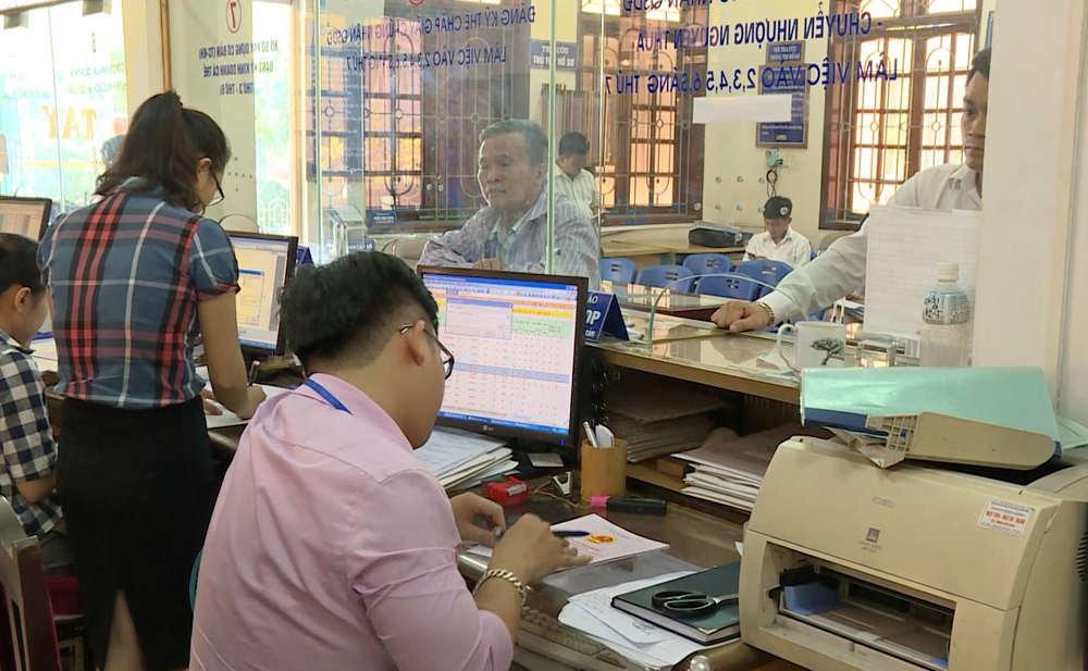 Người dân đến giao dịch tại trung tâm giao dịch một cửa TP Vinh
