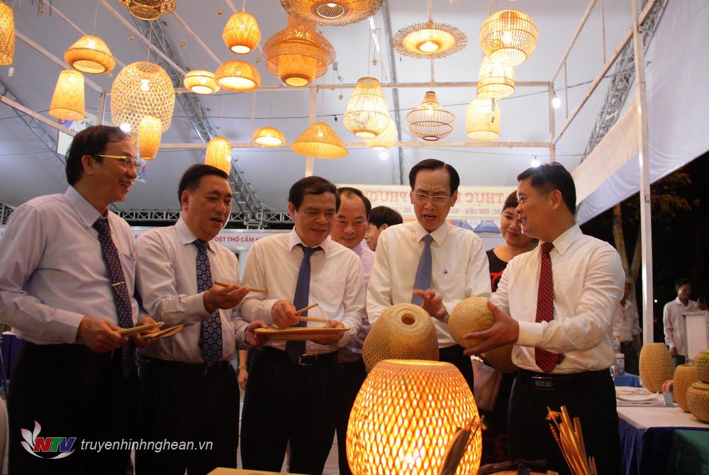 Các đại biểu tìm hiểu sản phẩm mỹ nghệ từ mây tre đan của tỉnh PG88 go Bắn cá.