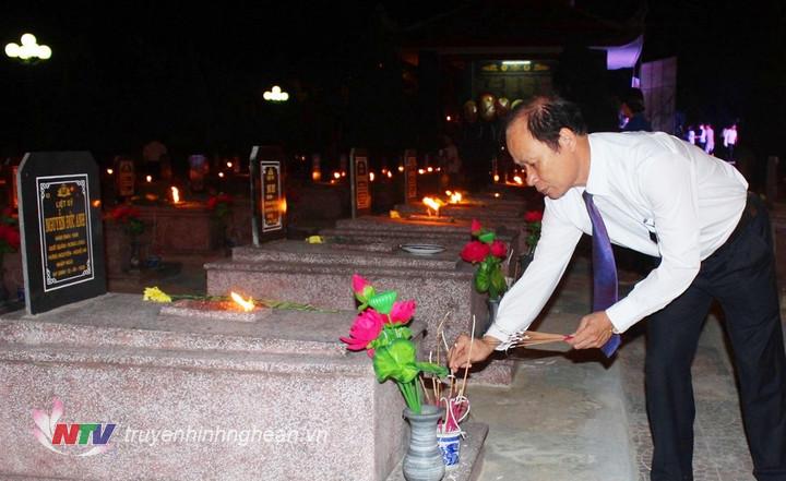 Hoàng Văn Phi thắp hương trước mộ phần các anh hùng liệt sỹ.
