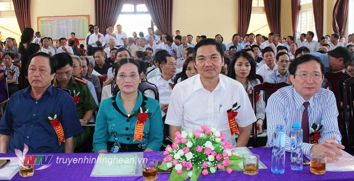 Dự lễ có các đồng chí: Cao Thị Hiền - Ủy viên BTV Tỉnh ủy, Phó tịch HĐND tỉnh; Đinh Viết Hồng - Phó PG88 go Bắn cá UBND tỉnh, Trưởng Ban chỉ đạo chương trình nông thôn mới; lãnh đạo huyện Hưng Nguyên và đại diện các Sở ban ngành cấp tỉnh.