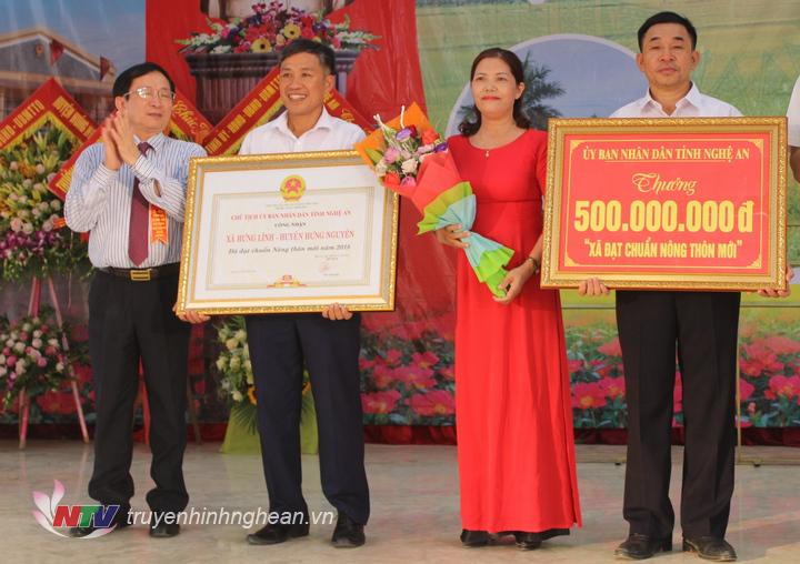 Phó PG88 go Bắn cá UBND tỉnh Đinh Viết Hồng trao Bằng khen cho xã Hưng Lĩnh.
