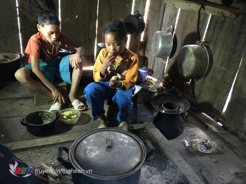 Các em vẫn còn phải chịu nhiều bữa đói...