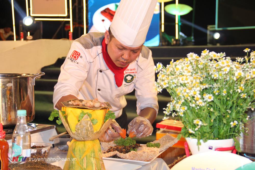 Master Chef, Á quân chiếc Thìa vàng Lê Quyết hoàn thiện món ăn Lươn vằm xúc bánh đa và Ruốc lươn nấm đông cô cơm cháy.