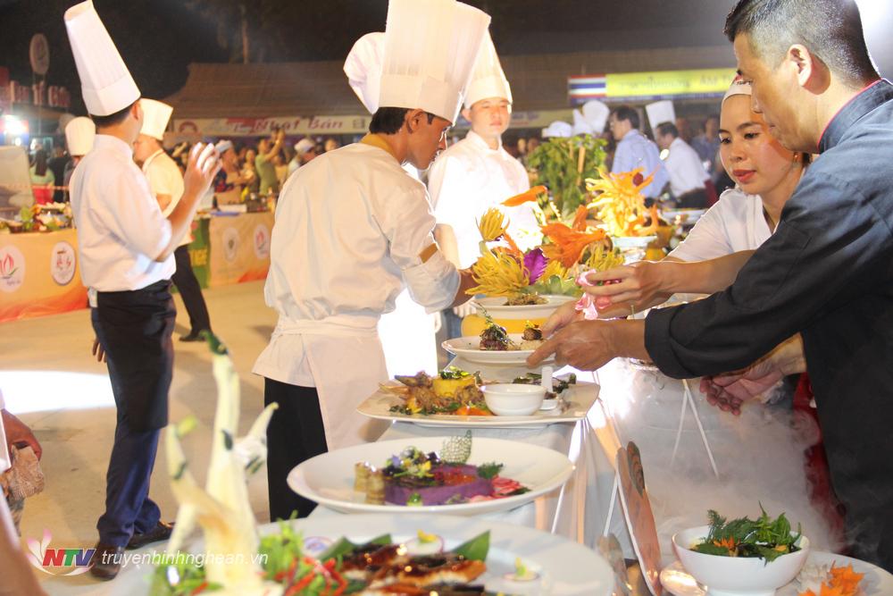 Nhiều tạo hình độc đáo tăng thêm tính thẩm mỹ cho món lươn.