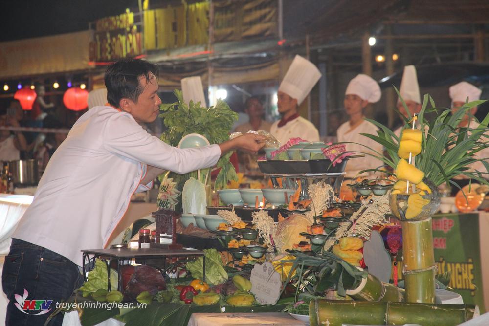 Các nghệ nhân, Master Chef, bếp trưởng hoàn thiện phần trình bày.