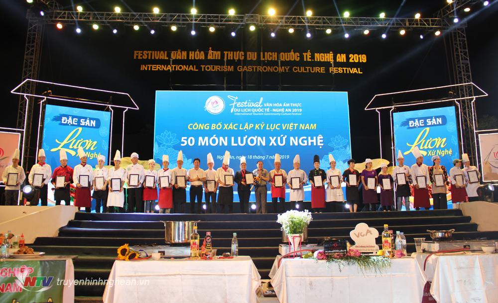 ​  Lãnh đạo Sở PG 88 Bóng Đá PG88 go Bắn cá trao giấy chứng nhận cho các  ​