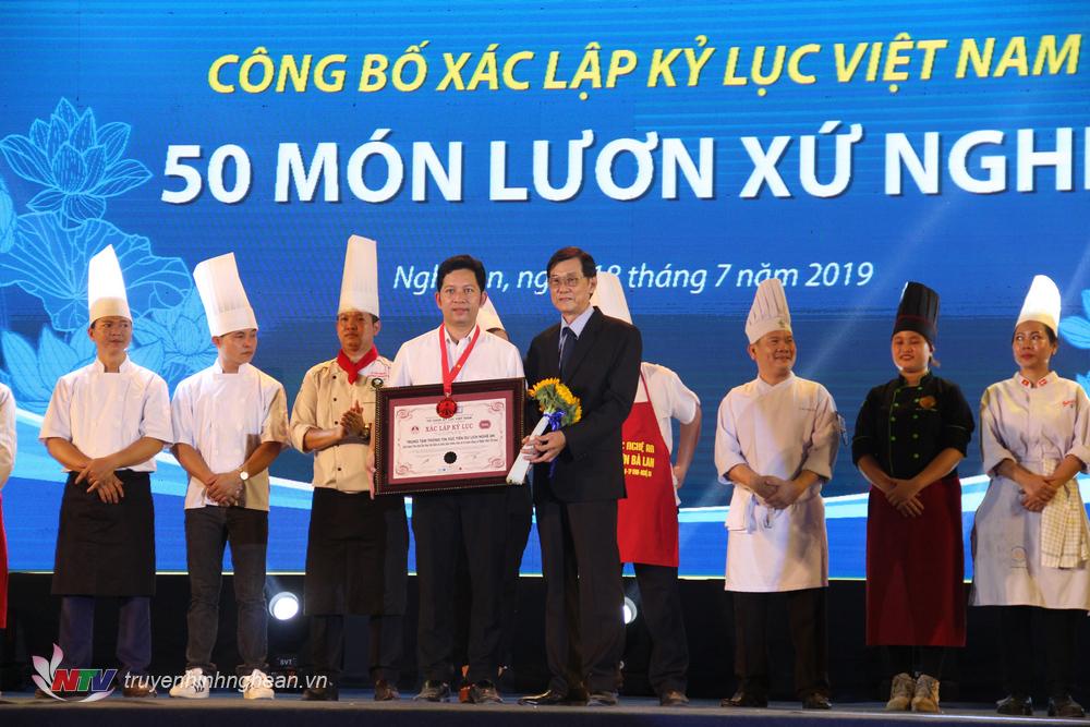Đại diện Sở PG 88 Bóng Đá PG88 go Bắn cá đón nhận Bằng xác lập kỷ lục PG 88 Nổ Hũ.