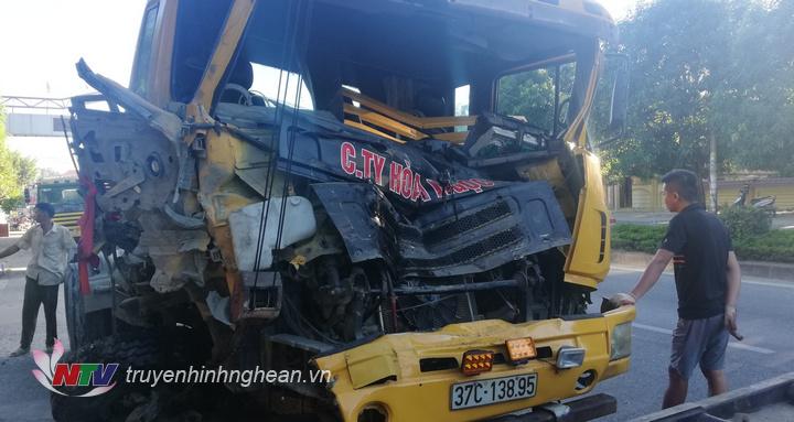 Phần đầu xe đầu kéo bị biên dạng sau va chạm.