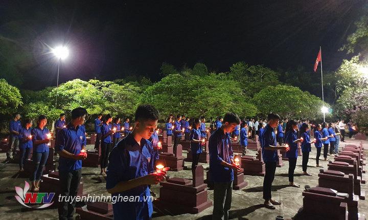 Thắp nến tri ân các anh hùng liệt sỹ.