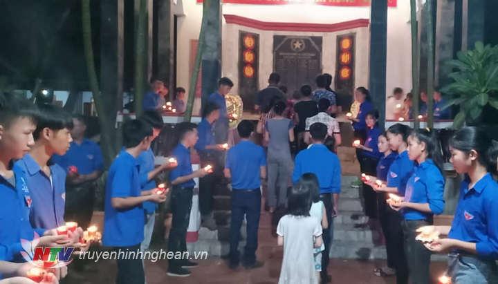Các đại biểu dâng hoa, dâng hương tưởng niệm các anh hùng liệt sỹ.