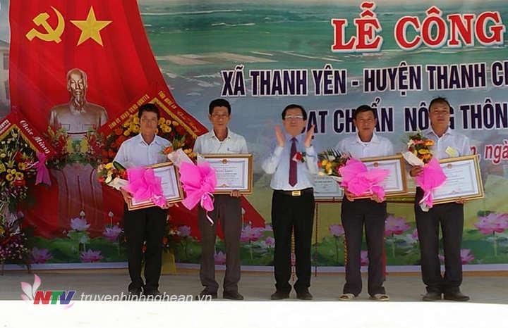 Trao Bằng khen của UBND tỉnh cho các cá nhân, tập thể có thành tích xuất sắc trong phong trào xây dựng NTM.