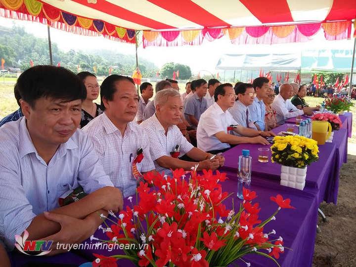 Các đại biểu tham dự buổi lễ.