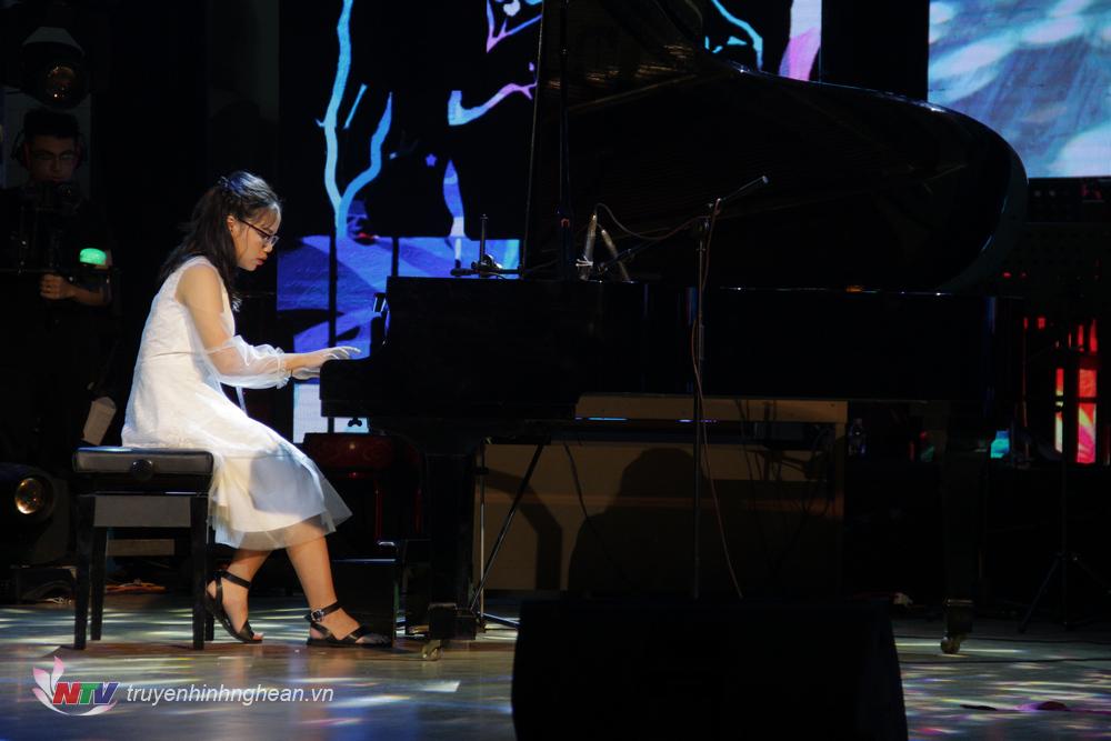Thí sinh: Nguyễn Lưu Hà Linh. Sinh năm 2006   SBD: 049. TP Hà Tĩnh Tác phẩm: Sonata No 10in C major,K330