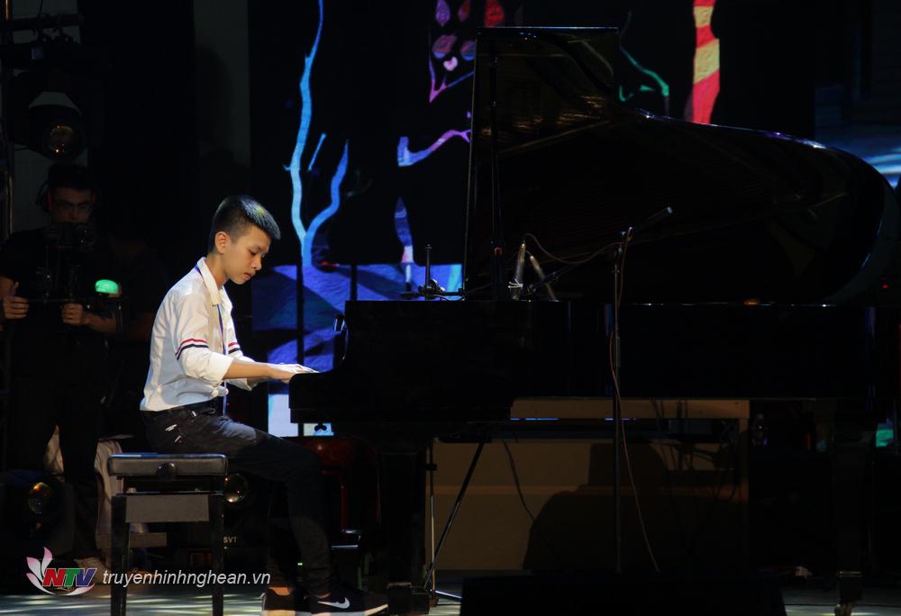 Thí sinh: Nguyễn Tiến Dương. Sinh năm 2006  SBD: 039 Tác phẩm: Piano Sonatine Kuhlau op 60 no1