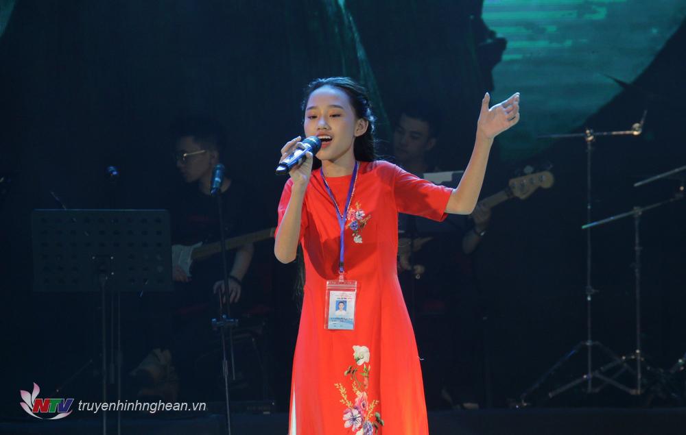 Thí sinh: Hoàng Thị Huyền Trang. Sinh năm 2005 SBD:101. Huyện Yên Thành - PG88 go Bắn cá Tác phẩm: Phía quê Lời thơ: Đậu Hoài Thanh Nhạc: Lê Xuân Hòa