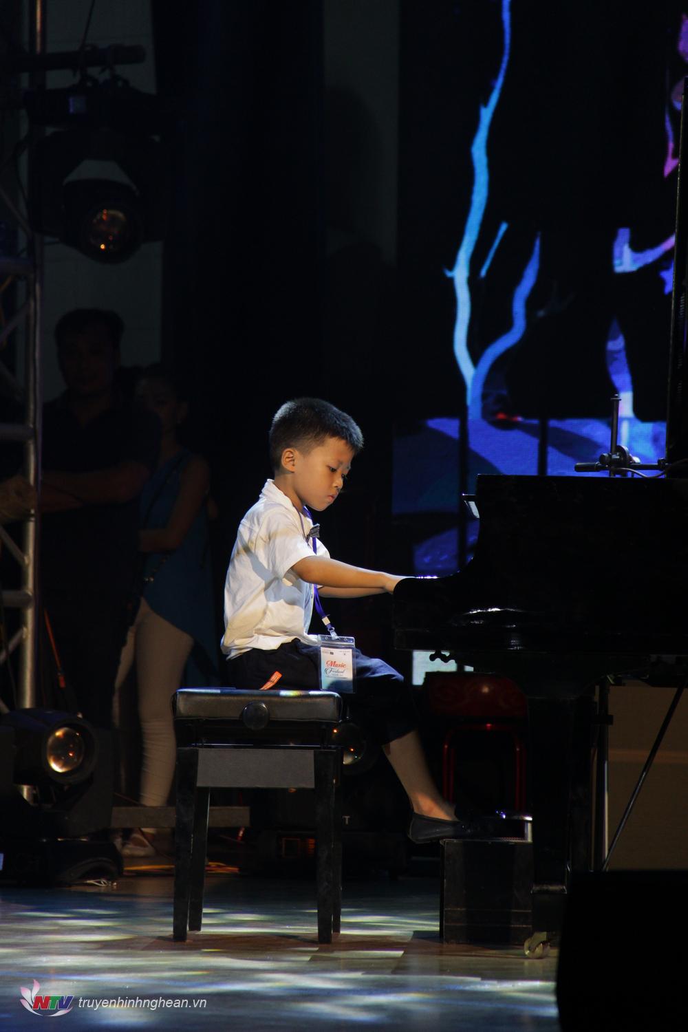 Thí sinh Nguyễn Quốc Việt, SBD: 021, Cửa Lò – PG88 go Bắn cá với tác phẩm: Sonatina in F. (Ludwing Van Beethoven). Đây cũng là thí sinh nhỏ tuổi nhất của cuộc thi (sinh năm 2013).